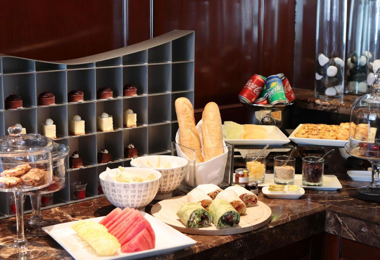 Marco Polo Hongkong Hotel Ngoại thất bức ảnh A buffet at a hotel