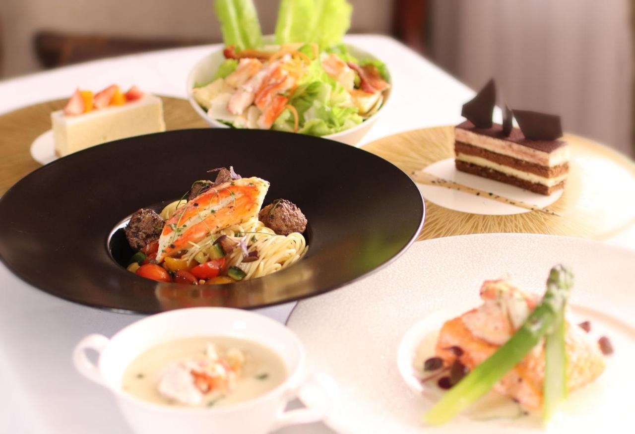 Marco Polo Hongkong Hotel Ngoại thất bức ảnh A selection of food at the restaurant