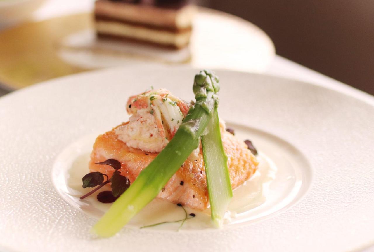 Marco Polo Hongkong Hotel Ngoại thất bức ảnh Salmon with asparagus