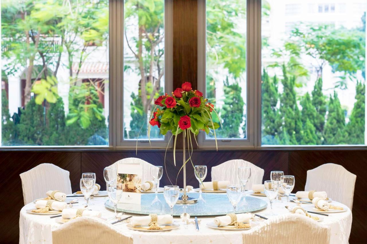 Marco Polo Hongkong Hotel Ngoại thất bức ảnh A round table with a lazy Susan