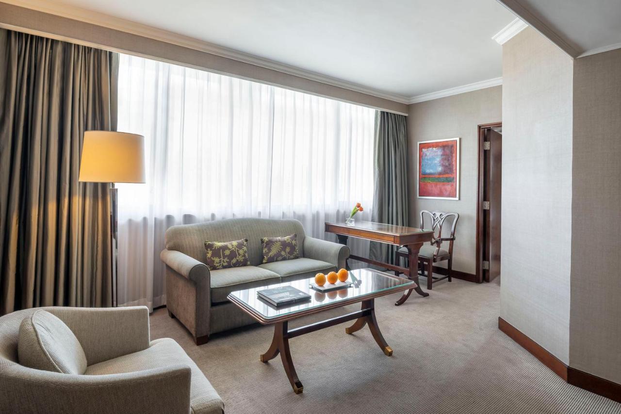 Marco Polo Hongkong Hotel Ngoại thất bức ảnh A suite at the InterContinental