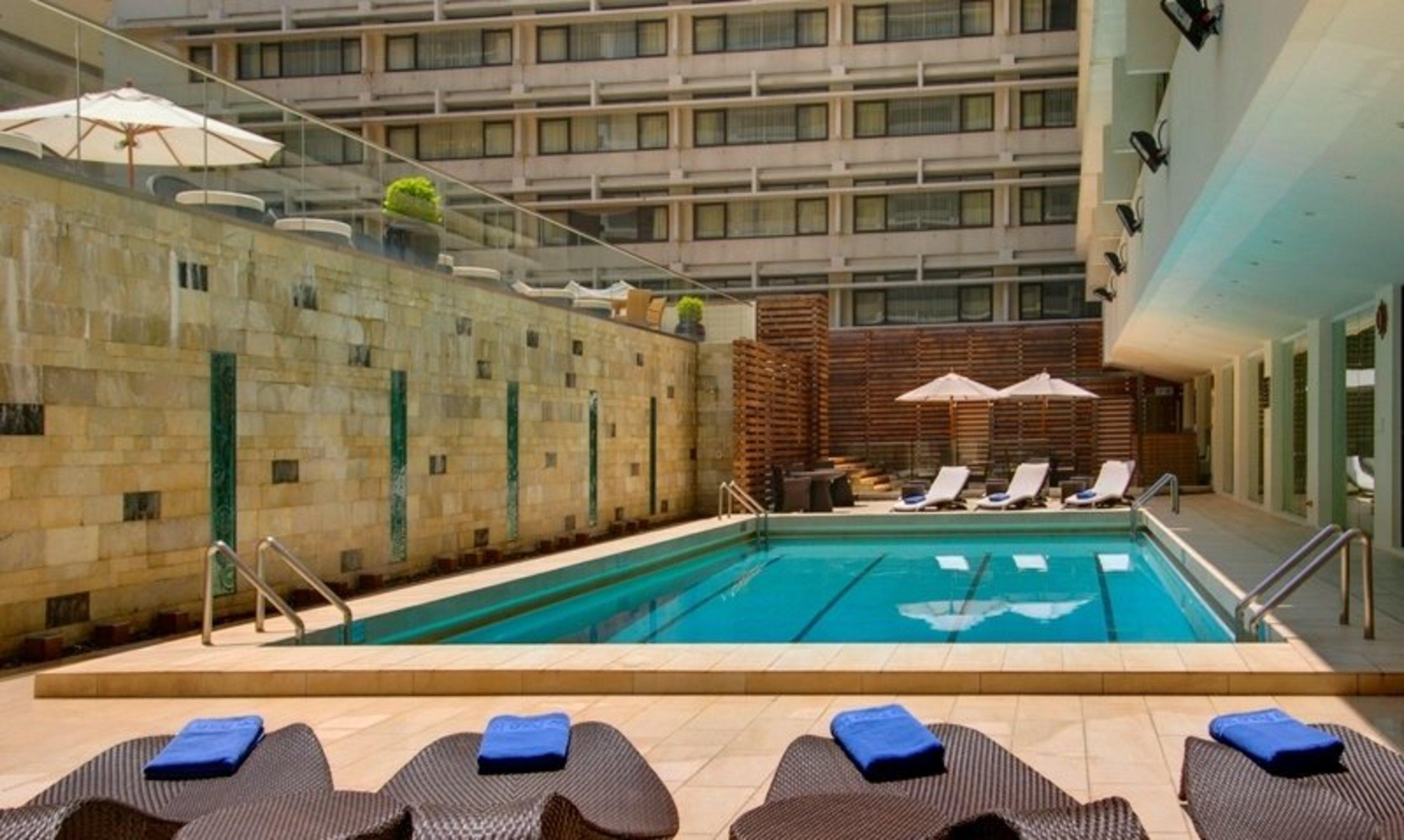 Marco Polo Hongkong Hotel Ngoại thất bức ảnh The swimming pool at the hotel