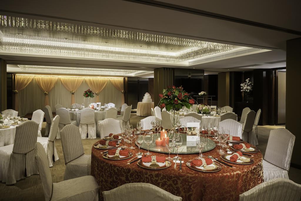 Marco Polo Hongkong Hotel Ngoại thất bức ảnh A wedding banquet in a hotel