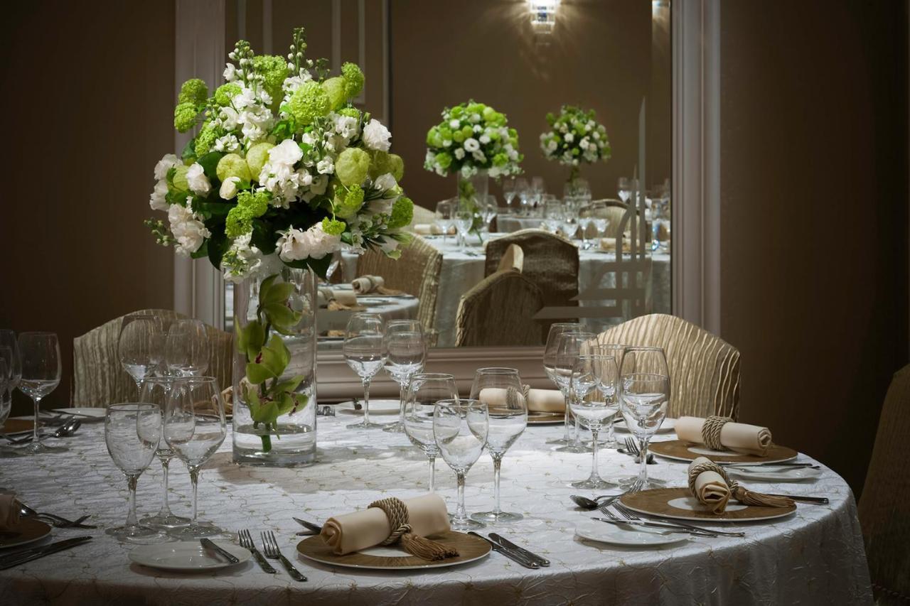 Marco Polo Hongkong Hotel Ngoại thất bức ảnh A table set for a formal dinner